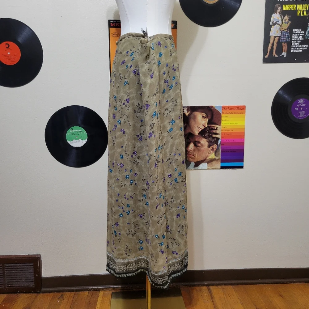 Requirements | Vintage Green Floral Skirt - Picture 8 of 9